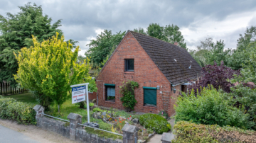 Wohnhaus mit zwei Baugrundstücken in Kreuzfeld, 23714 Kreuzfeld, Einfamilienhaus