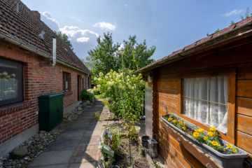 Zuwegung zum Wohnhaus und der Einliegerwohnung - Wohnhaus mit zwei Baugrundstücken in Kreuzfeld