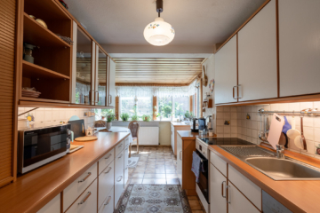 vorderer Wohnbereich, Küche und Veranda - Wohnhaus mit zwei Baugrundstücken in Kreuzfeld