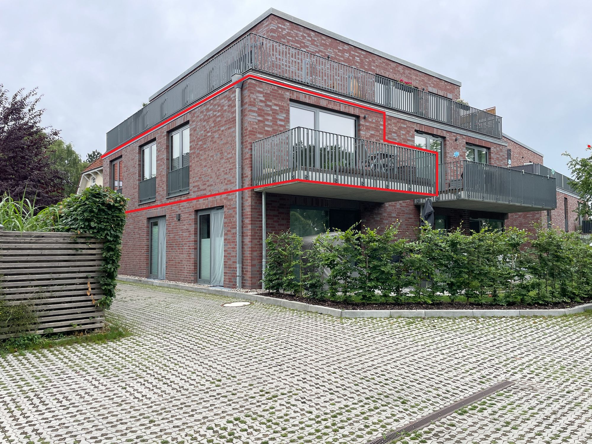 Blick auf die Wohnung, Parkplatz - Moderne 3-Zimmer-Wohnung mit Balkon in zentraler Lage von Eutin zu mieten