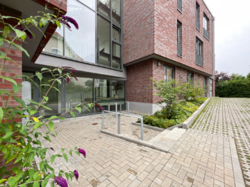 Barrierefreier Eingangsbereich des Mehrfamilienhauses - Moderne 3-Zimmer-Wohnung mit Balkon in zentraler Lage von Eutin zu mieten