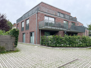 Blick auf die Wohnung, Parkplatz - Moderne 3-Zimmer-Wohnung mit Balkon in zentraler Lage von Eutin zu mieten