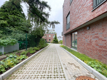 Zuwegung zum Parkplatz - Moderne 3-Zimmer-Wohnung mit Balkon in zentraler Lage von Eutin zu mieten