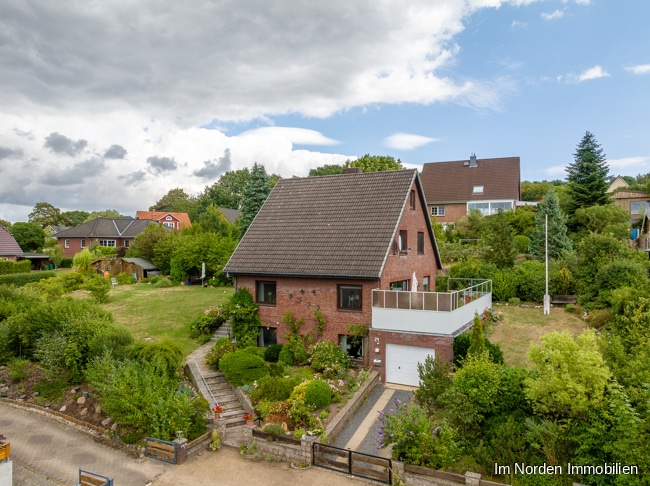 Einfamilienhaus in Malente / Ortsteil Sieversdorf - Blick auf das Haus mit Zufahrt