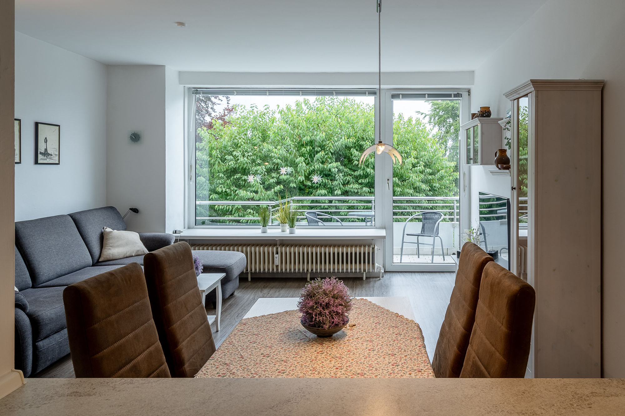 Wohnzimmer und Essplatz mit Blick zum Balkon - Freie Eigentumswohnung mit Balkon in Strandnähe im Ostseebad Grömitz