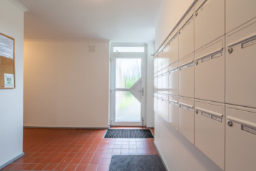 Hauseingang und Treppenhaus - Freie Eigentumswohnung mit Balkon in Strandnähe im Ostseebad Grömitz