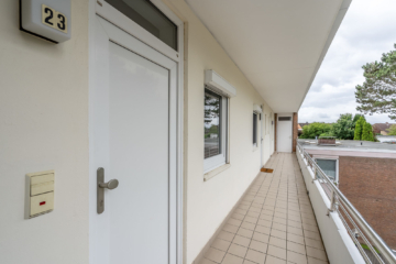 Zugang zur Wohnung über den Laubengang - Freie Eigentumswohnung mit Balkon in Strandnähe im Ostseebad Grömitz