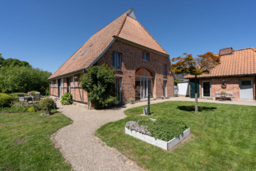 Blick auf das Gebäudeensemble - Historisches Fachwerkhaus mit zwei Wohnungen in Eutin-Fissau