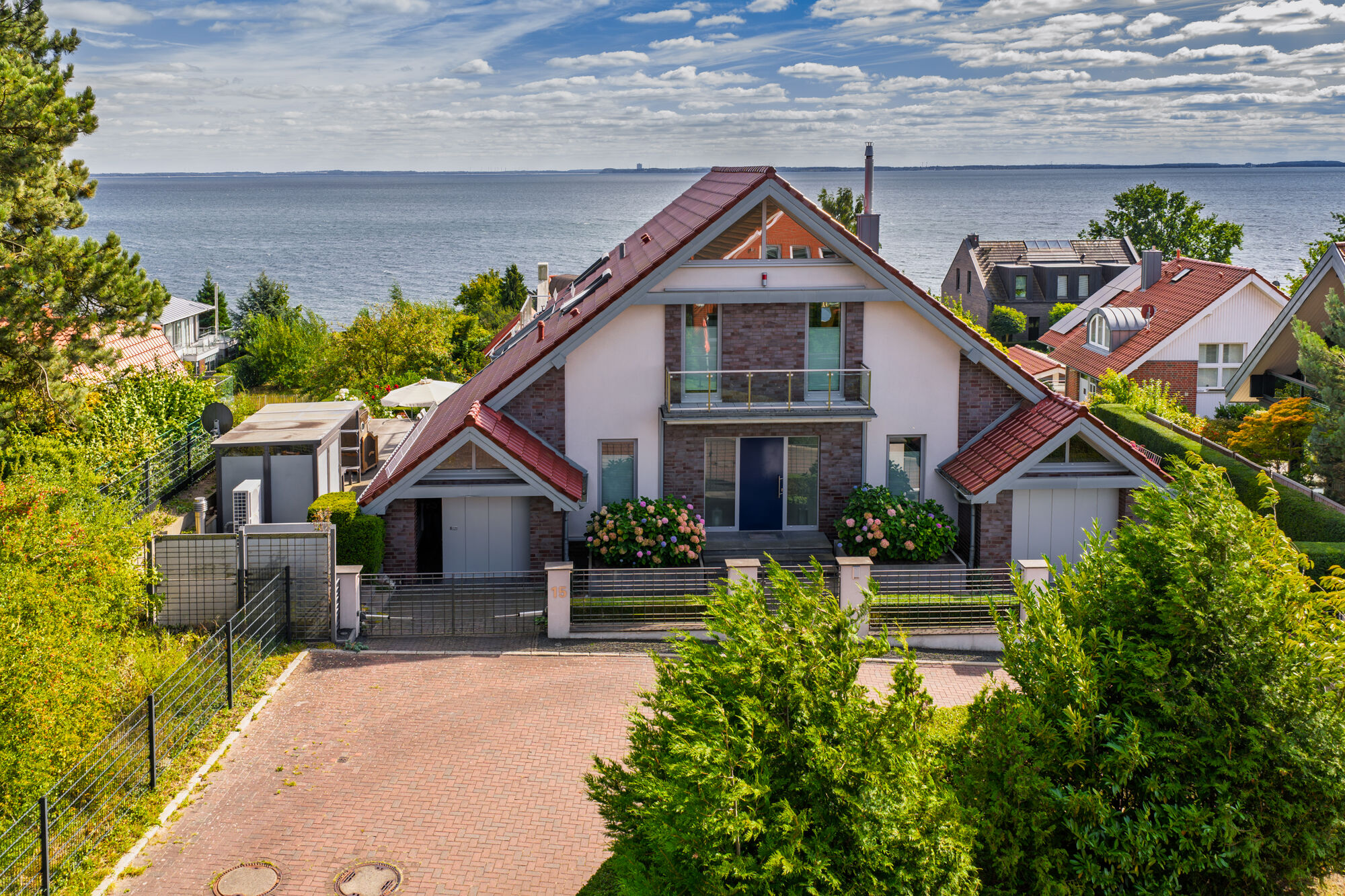 Ansicht von der Straße - Luxuriöses Einfamilienhaus mit Ostseeblick