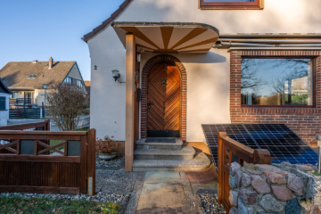 Hauseingang an der Vorderseite - Einfamilienhaus mit viel Platz und Modernisierungspotenzial in Malente / Malkwitz
