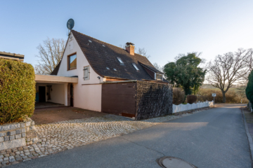 Zugang zur offenen Garage am Schäferkamp - Einfamilienhaus mit viel Platz und Modernisierungspotenzial in Malente / Malkwitz