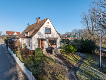 Blick auf das Haus von der Straßenseite - Einfamilienhaus mit viel Platz und Modernisierungspotenzial in Malente / Malkwitz