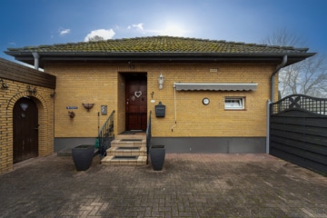 Blick auf den Hauseingang - Bungalow mit Keller in zentraler Dorflage in Malente / OT Kreuzfeld