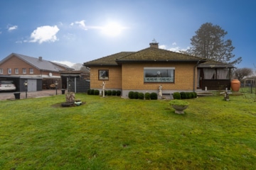 Hausansicht vom Garten - Bungalow mit Keller in zentraler Dorflage in Malente / OT Kreuzfeld