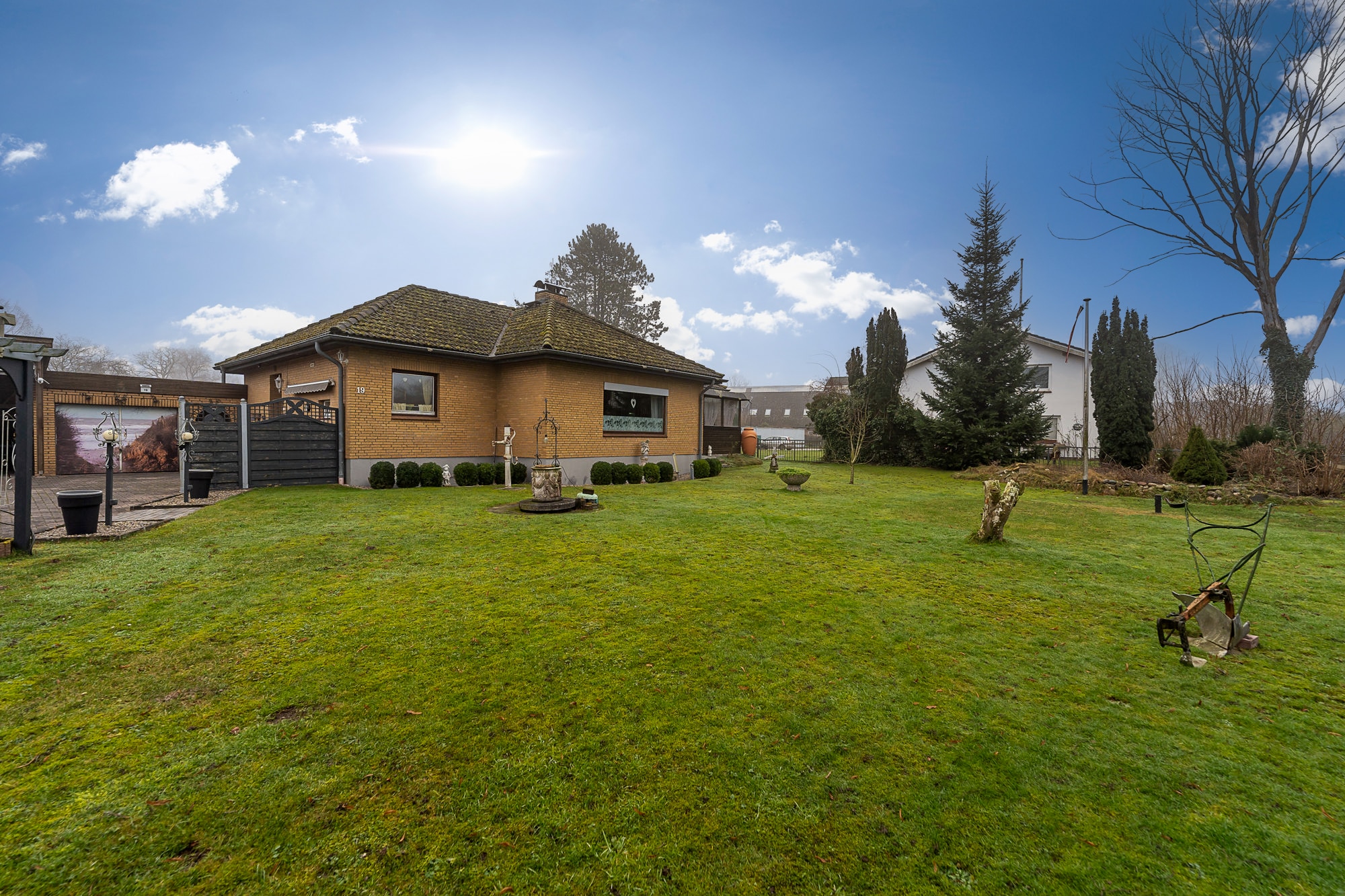 Blick von der Zuwegung - Bungalow mit Keller in zentraler Dorflage in Malente / OT Kreuzfeld