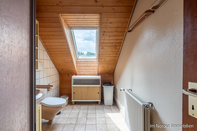 Einfamilienhaus mit Sanierungsstau in beliebter Lage von Eutin - Duschbad im Dachgeschoss