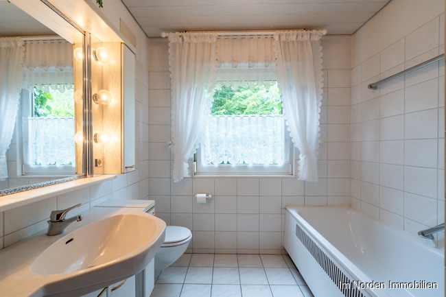 Einfamilienhaus mit Sanierungsstau in beliebter Lage von Eutin - Badezimmer