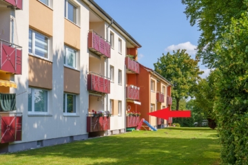 Gartenansicht - Freie 3,5 Zimmer Eigentumswohnung im Erdgeschoss mit Balkon