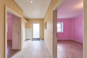 Diele, Blick zur Haustür und in die Kinderzimmer - Junger Bungalow in Malente / Neukirchen