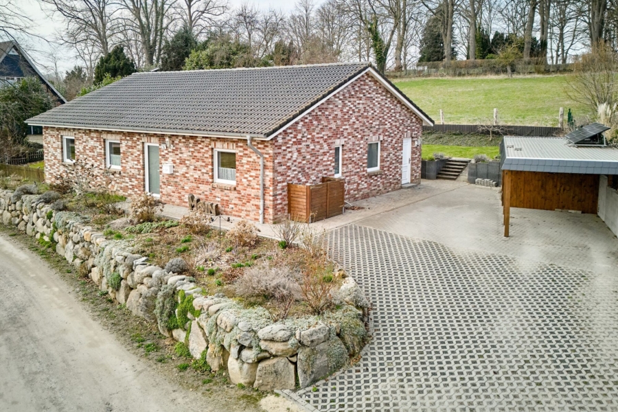 Bungalow von der Straße aus gesehen