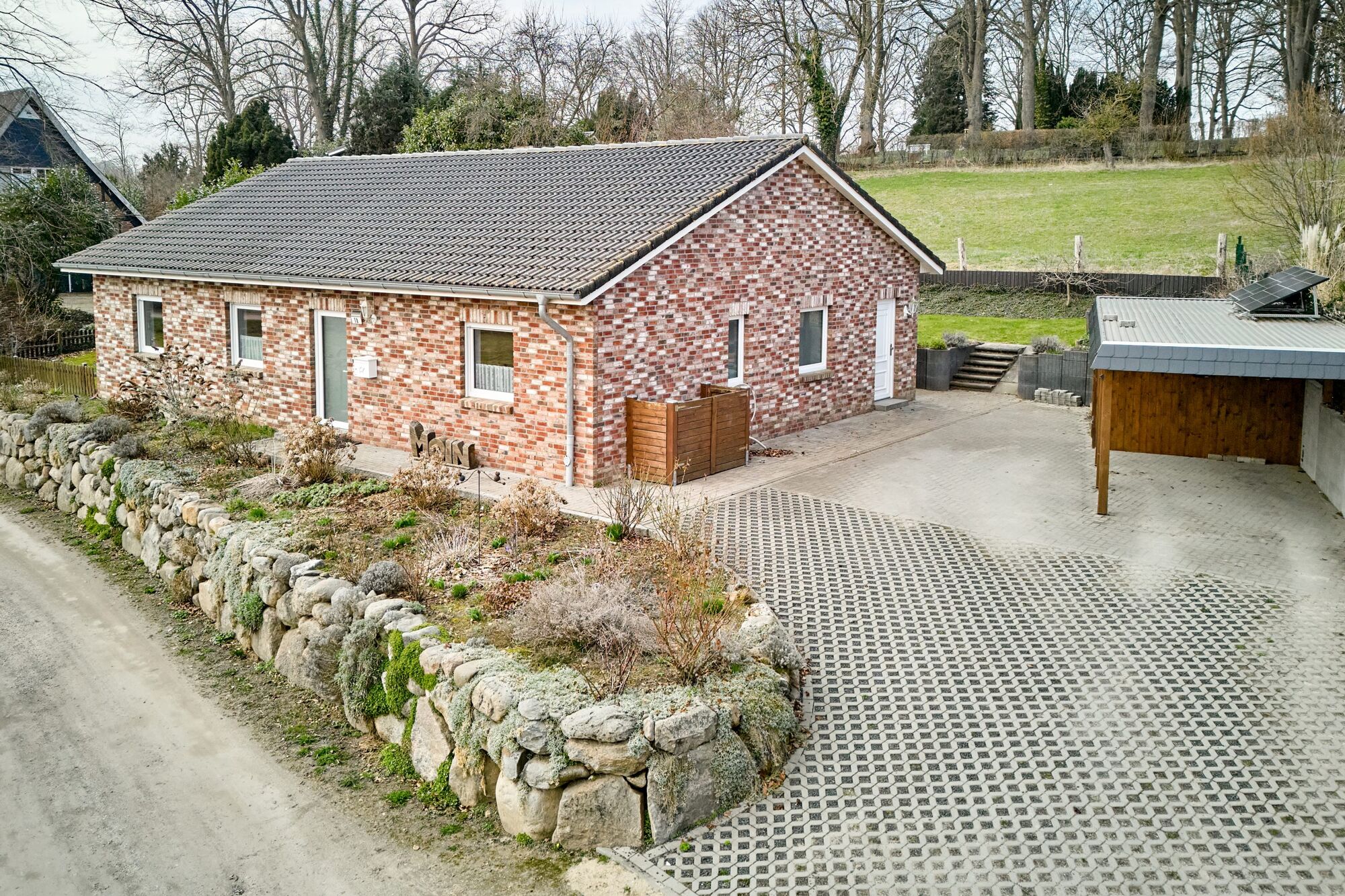 Bungalow von der Straße aus gesehen - Junger Bungalow in Malente / Neukirchen