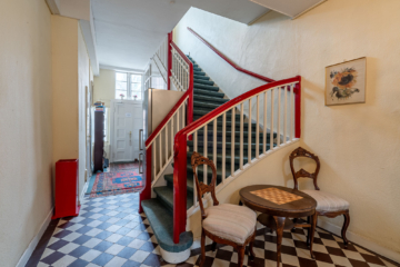 Diele mit Treppe in das Obergeschoss - Freie Eigentumswohnung in historischem Stadthaus von Eutin