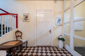 Blick auf die Wohnungseingangstür - Freie Eigentumswohnung in historischem Stadthaus von Eutin