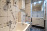 Helle und familienfreundliche Eigentumswohnung in Lübeck - innenliegendes Badezimmer