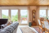 Bungalow mit Vollkeller in ruhiger, dörflicher Lage - Wohnzimmer, Blick zur Terrasse