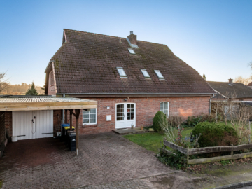 Ansicht von der Straße - Großes Einfamilienhaus mit Einliegerwohnung in Feldrandlage in Bosau