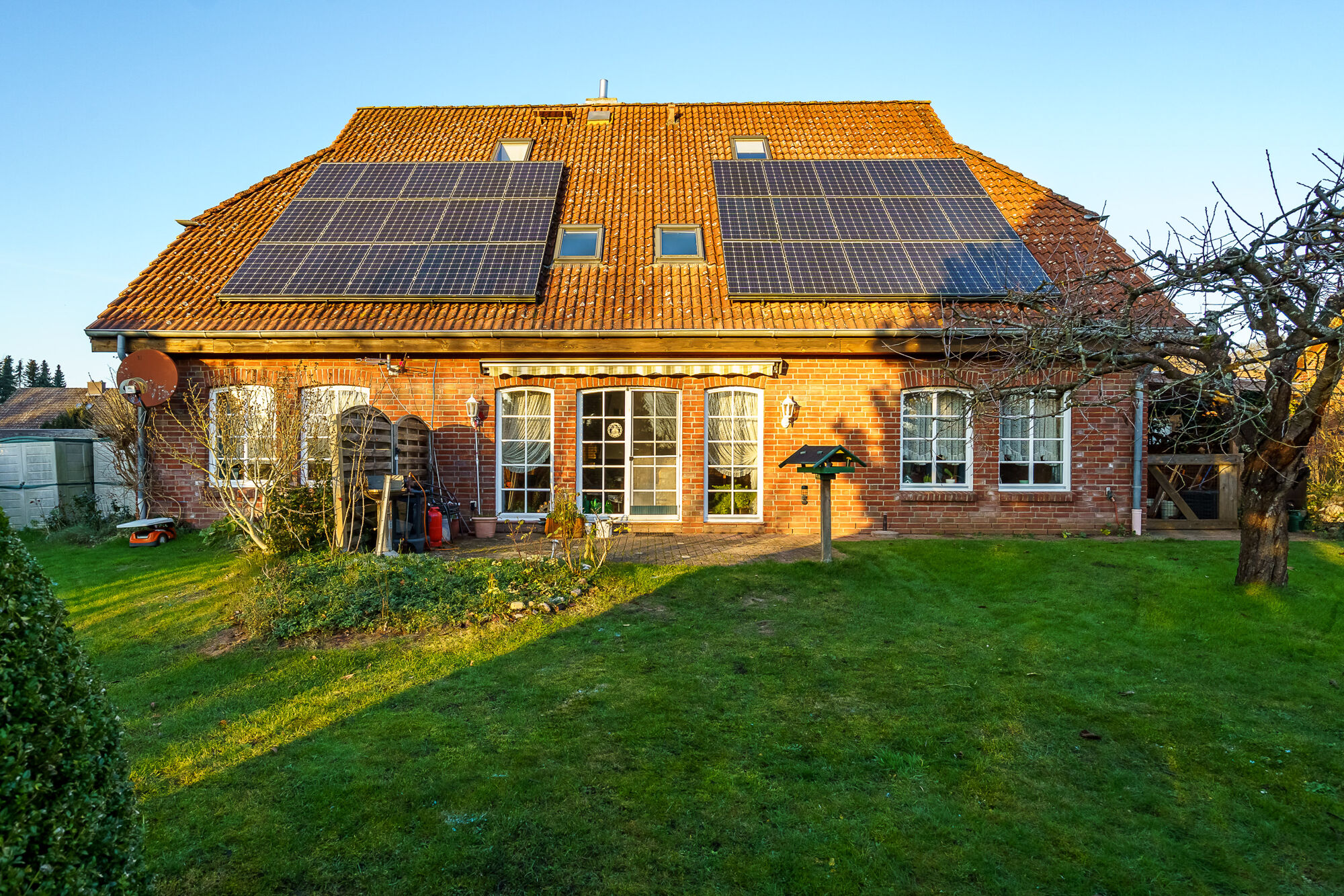 Gartenansicht - Großes Einfamilienhaus mit Einliegerwohnung in Feldrandlage in Bosau
