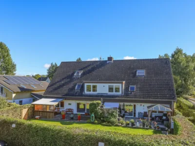 Blick auf das Mehrfamilienhaus und den Garten