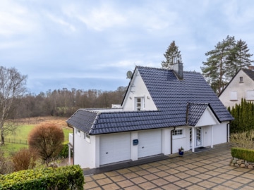 Ansicht von der Strasse - Top modernisiertes Einfamilienhaus mit Blick in die Natur