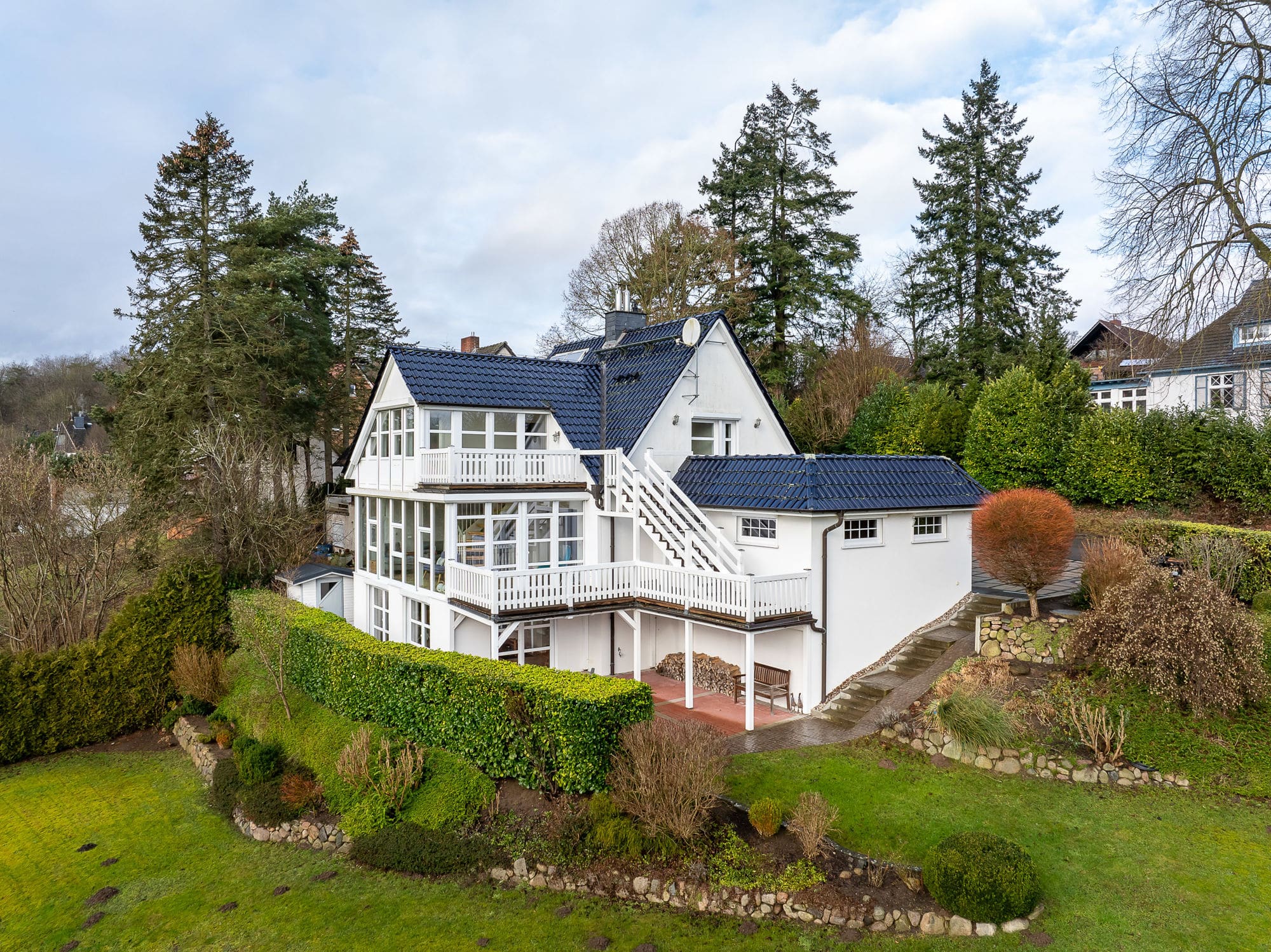 Gartenansicht aus der Vogelperspektive - Top modernisiertes Einfamilienhaus mit Blick in die Natur