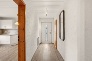 Flur mit Blick in die Küche - Einfamilienhaus im Bungalowstil in Eutin / Neudorf