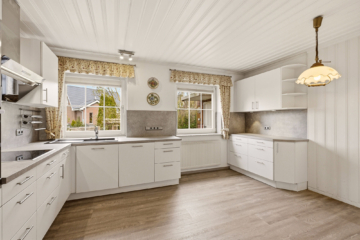 Küche mit Blick in den Garten - Einfamilienhaus im Bungalowstil in Eutin / Neudorf