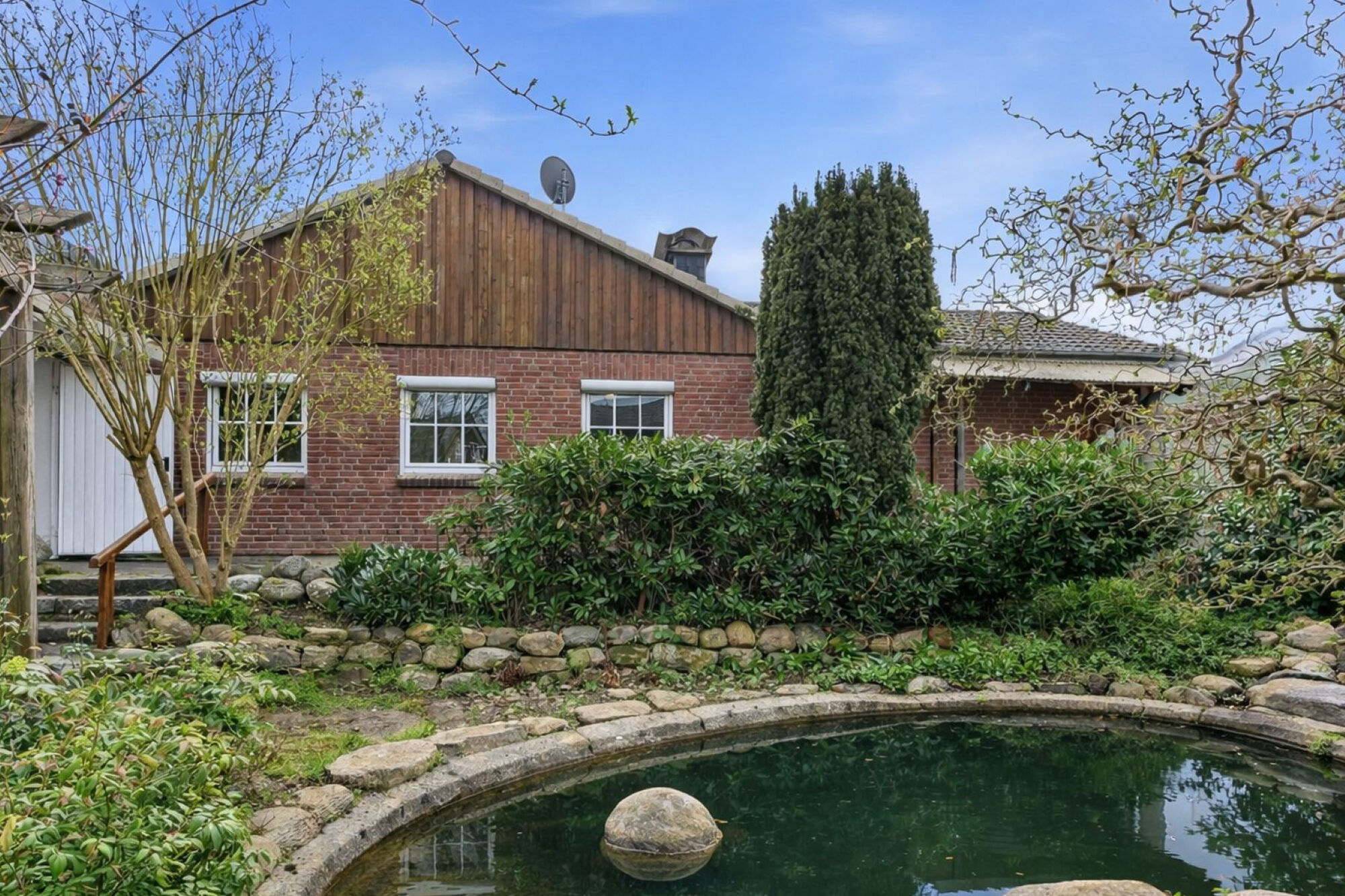 Gartenansicht mit Teich - Einfamilienhaus im Bungalowstil in Eutin / Neudorf