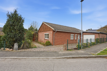 Ansicht von der Straße Dubenbrok - Einfamilienhaus im Bungalowstil in Eutin / Neudorf