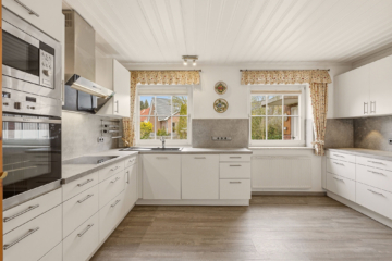 Küche mit Blick in den Garten - Einfamilienhaus im Bungalowstil in Eutin / Neudorf