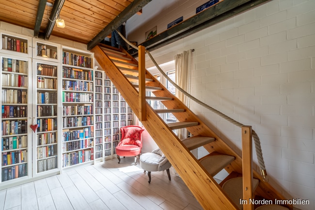 Architektenhaus mit kleinem Appartement in zentraler Lage in Bad Malente - Treppe zum Spitzboden