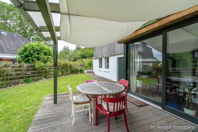 Architektenhaus mit kleinem Appartement in zentraler Lage in Bad Malente - überdachte Terrasse vor dem Wintergarten