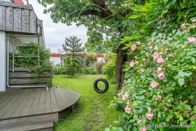 Architektenhaus mit kleinem Appartement in zentraler Lage in Bad Malente - Blick in den Garten