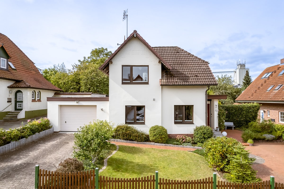 Hausansicht von der Friedenstraße - Individuelles Einfamilienhaus mit viel Charme in Scharbeutz / OT Pönitz