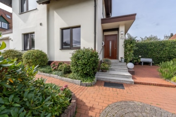 Blick auf den Hauseingang - Individuelles Einfamilienhaus mit viel Charme in Scharbeutz / OT Pönitz