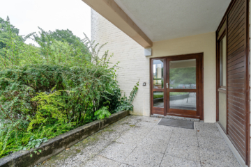 Hauseingangstür - Freie 2-Zimmer-Eigentumswohnung mit Loggia und Balkon in Malente