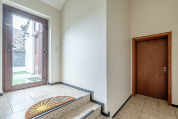 Wohnungseingangstür - Freie 2-Zimmer-Eigentumswohnung mit Loggia und Balkon in Malente