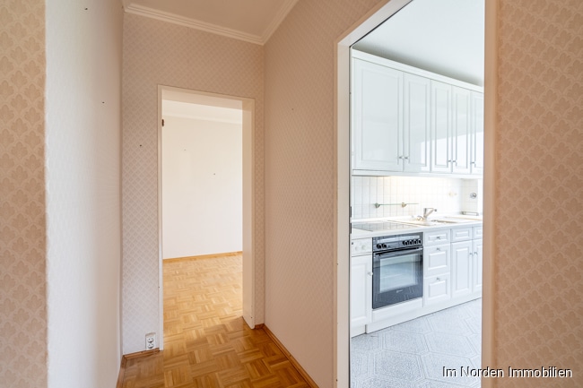 Freie Eigentumswohnung mit 3 Zimmern und Balkon in guter Lage von Lübeck - Flur, Blick zur Küche
