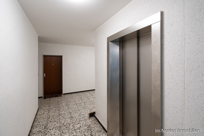 Freie Eigentumswohnung mit 3 Zimmern und Balkon in guter Lage von Lübeck - Fahrstuhl