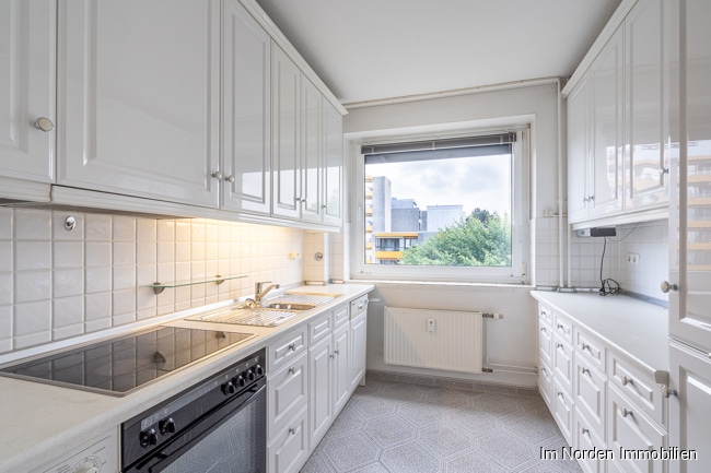 Freie Eigentumswohnung mit 3 Zimmern und Balkon in guter Lage von Lübeck - Küche mit Einbauküche