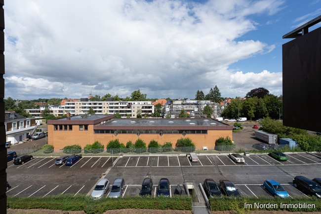 Freie Eigentumswohnung mit 3 Zimmern und Balkon in guter Lage von Lübeck - Blick zum Parkdeck
